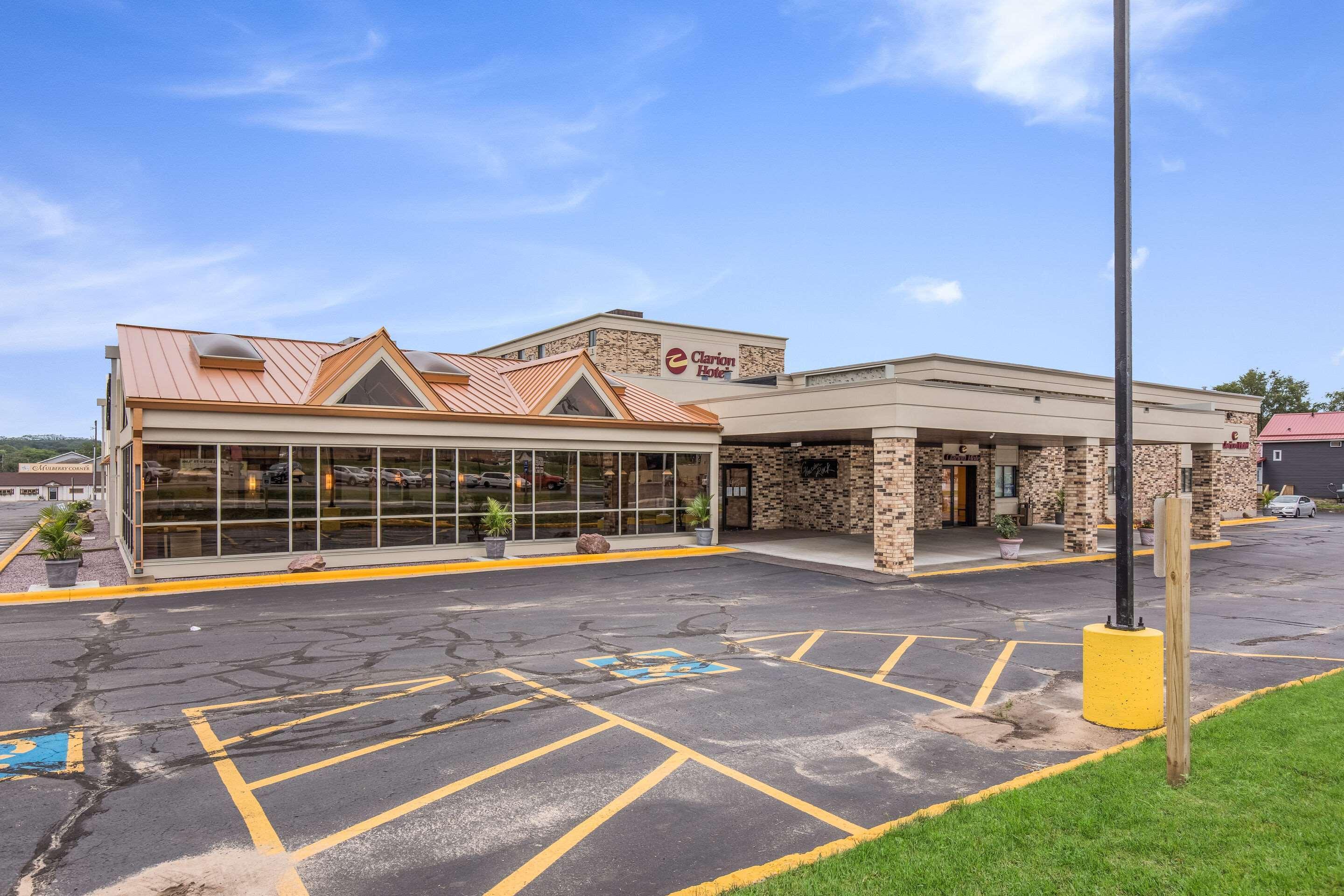 Americinn & Suites By Wyndham Baraboo Event Center Exterior photo